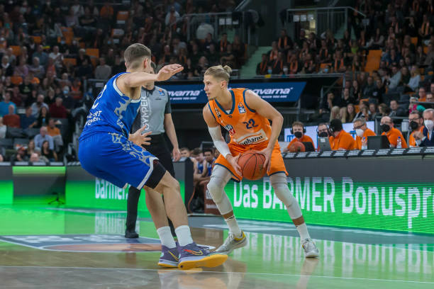 人担任进攻 人担任进攻