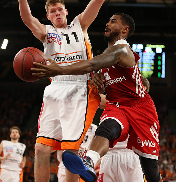 3亿英镑的 3亿英镑的